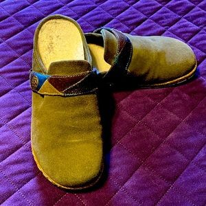 Earth Origins in Olive Green slides Eloise, size 9 used like new worn once.